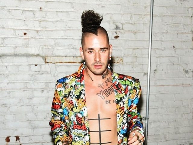 人気バンドのメンバー、耳あてを着ける位置がおしい