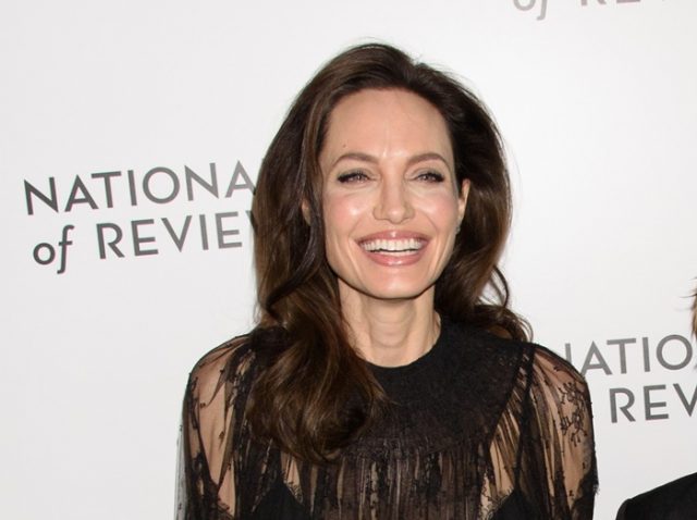 アンジェリーナ・ジョリー、今度は2人の娘を連れてアワードに出席