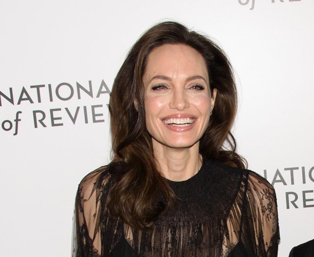 アンジェリーナ・ジョリー、今度は2人の娘を連れてアワードに出席
