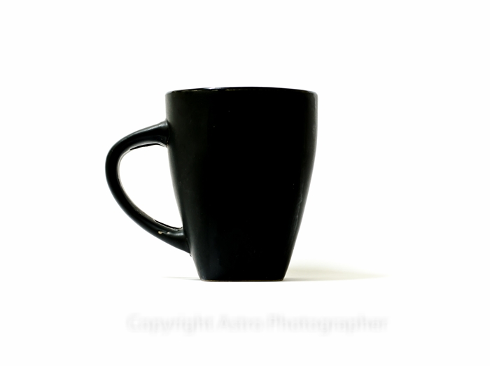 黒のマグカップ、お湯を注いで表れたものに震える