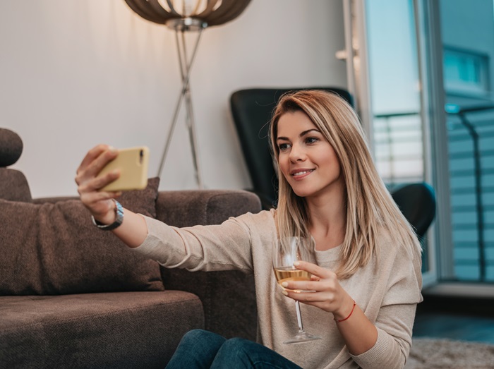 シャンパンボトルを持ってセルフィーを撮る女性に起きた悲劇