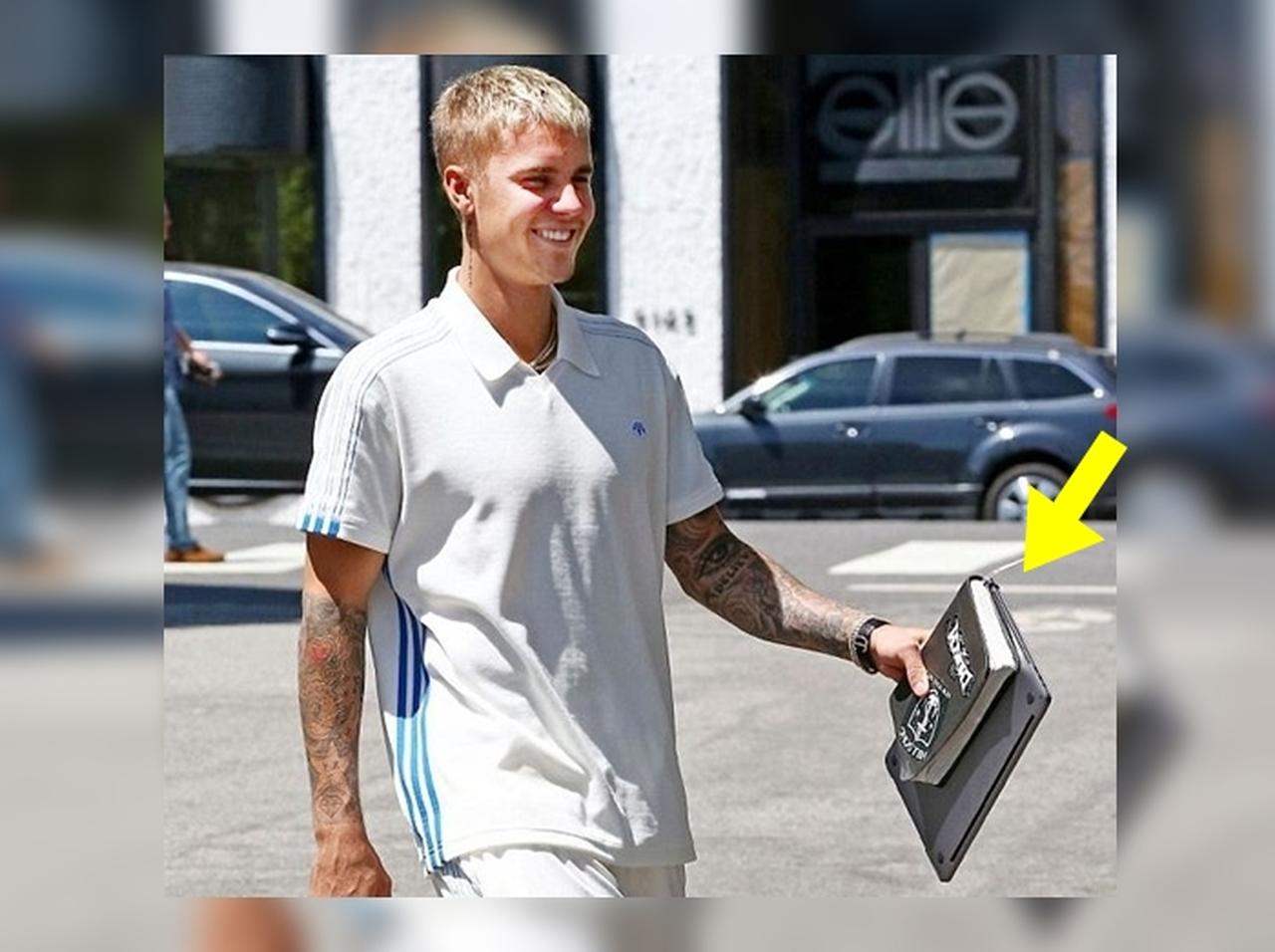 ジャスティン・ビーバーがいつも持ち歩いてる「黒い本」が気になる