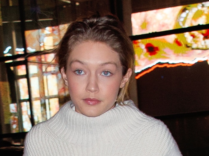 人気モデルのジジ・ハディッド、冬の最新ホワイトコーデがオシャレ