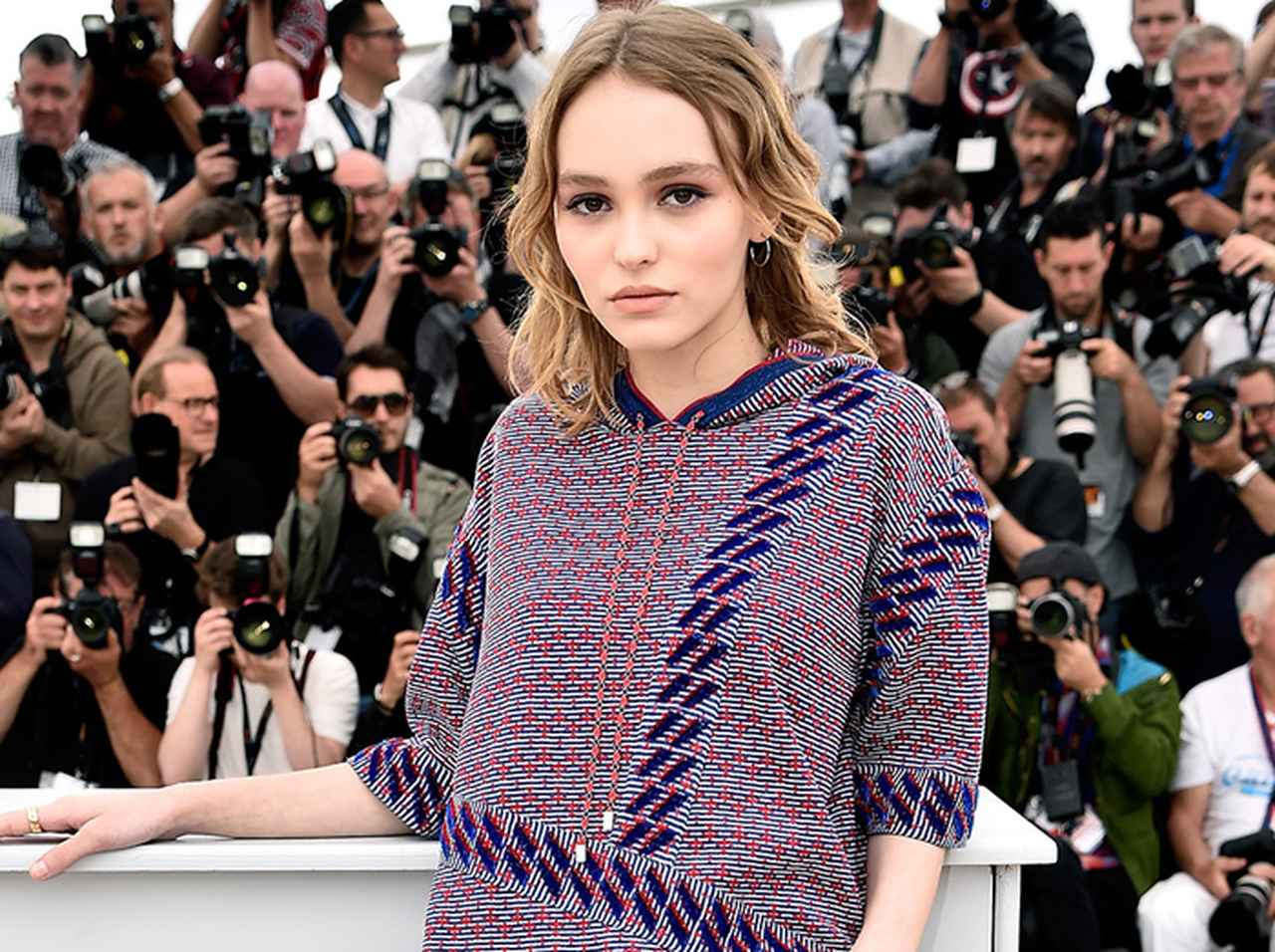 ジョニデの娘リリー・ローズ・デップ、母をイメージした写真でトップレスを披露