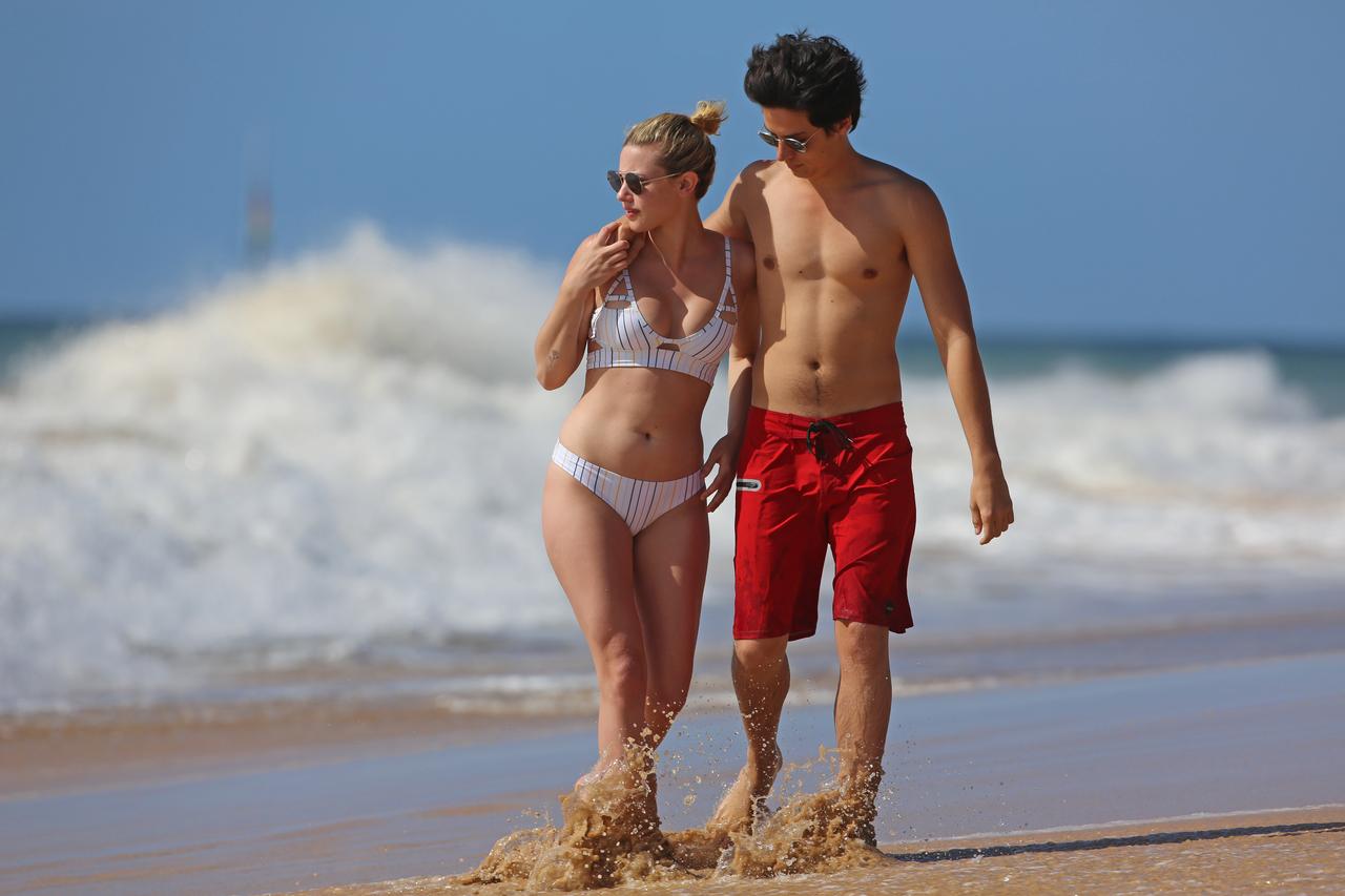 『リバーデイル』コール・スプラウスが共演女優リリ・ラインハートと旅先でイチャイチャ【写真アリ】