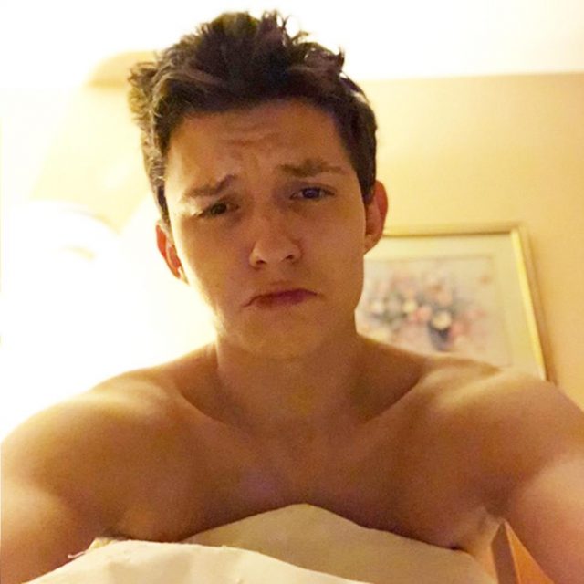 「眠れないんだ」スパイダーマン俳優の深夜の半裸セルフィーにファン悩殺