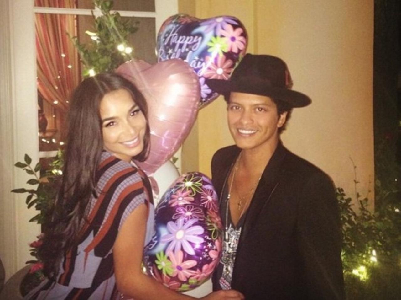 交際約7年、ブルーノ・マーズのハートを射止めた「年上彼女」が気になる!