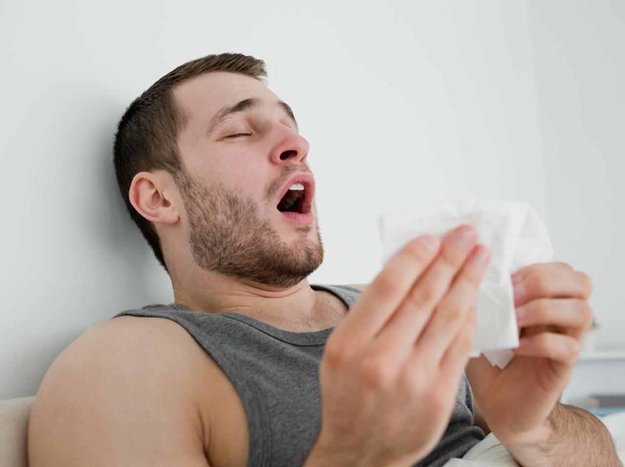 「くしゃみ」を我慢した男性の身に起こった悲劇