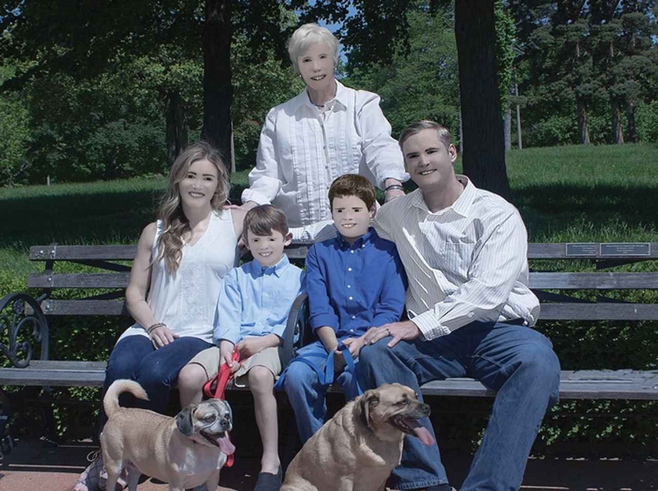 夢に出てきそう…加工修正に失敗した「家族写真」が完全にホラー