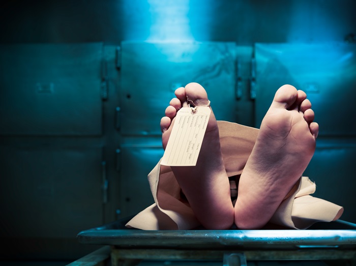 3人の医者に「死亡」と確認された受刑者が死体安置所で生き返る