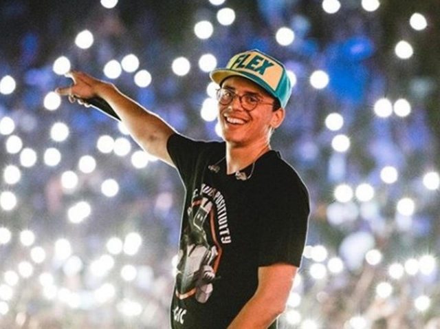 自殺防止を訴える曲を披露したラッパー、スピーチに拍手喝采「君は一人じゃない」