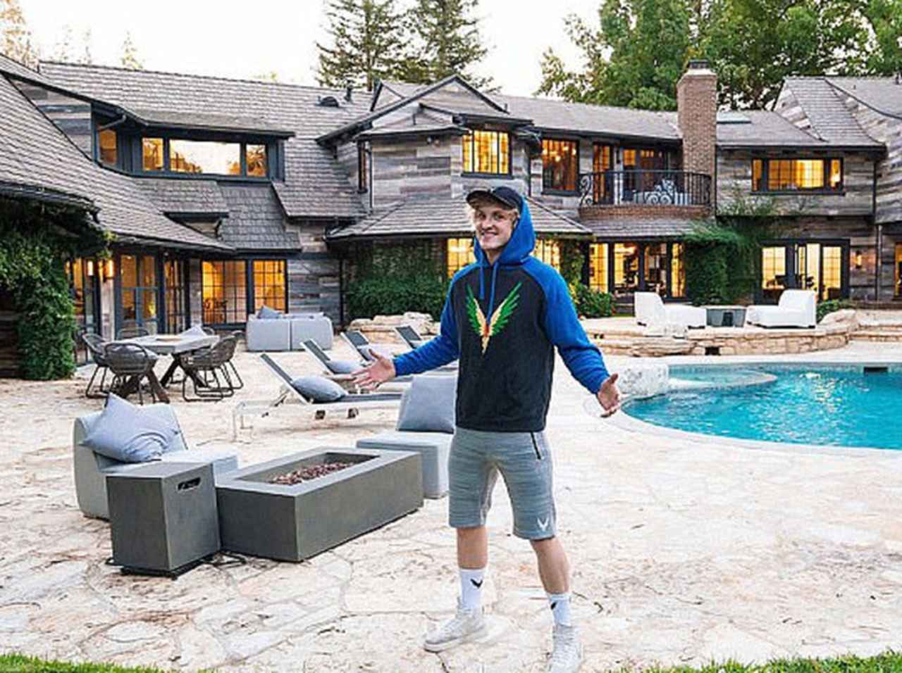 自殺者動画で炎上のユーチューバー、中傷相次ぎ7.3億円豪邸の警備を強化