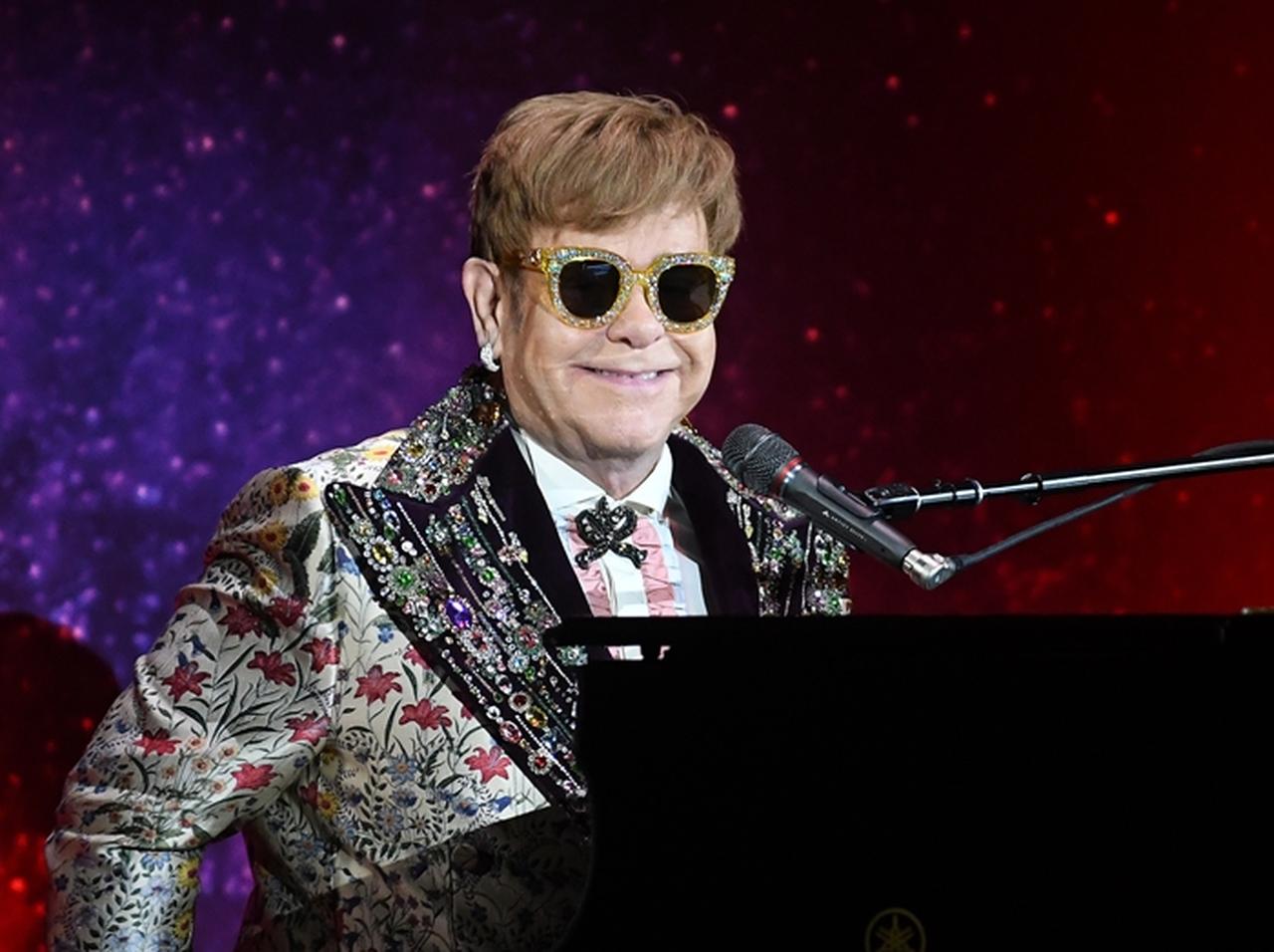 エルトン・ジョン、キラキラ輝く名前入りアイテムでグラミー賞へ