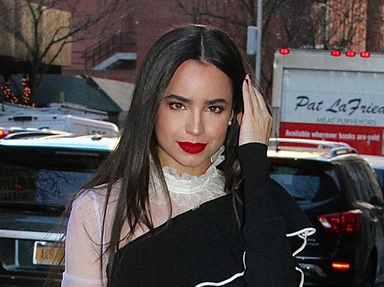 ディズニー出身24歳注目女優、大人な美脚ファッションに目が釘付け