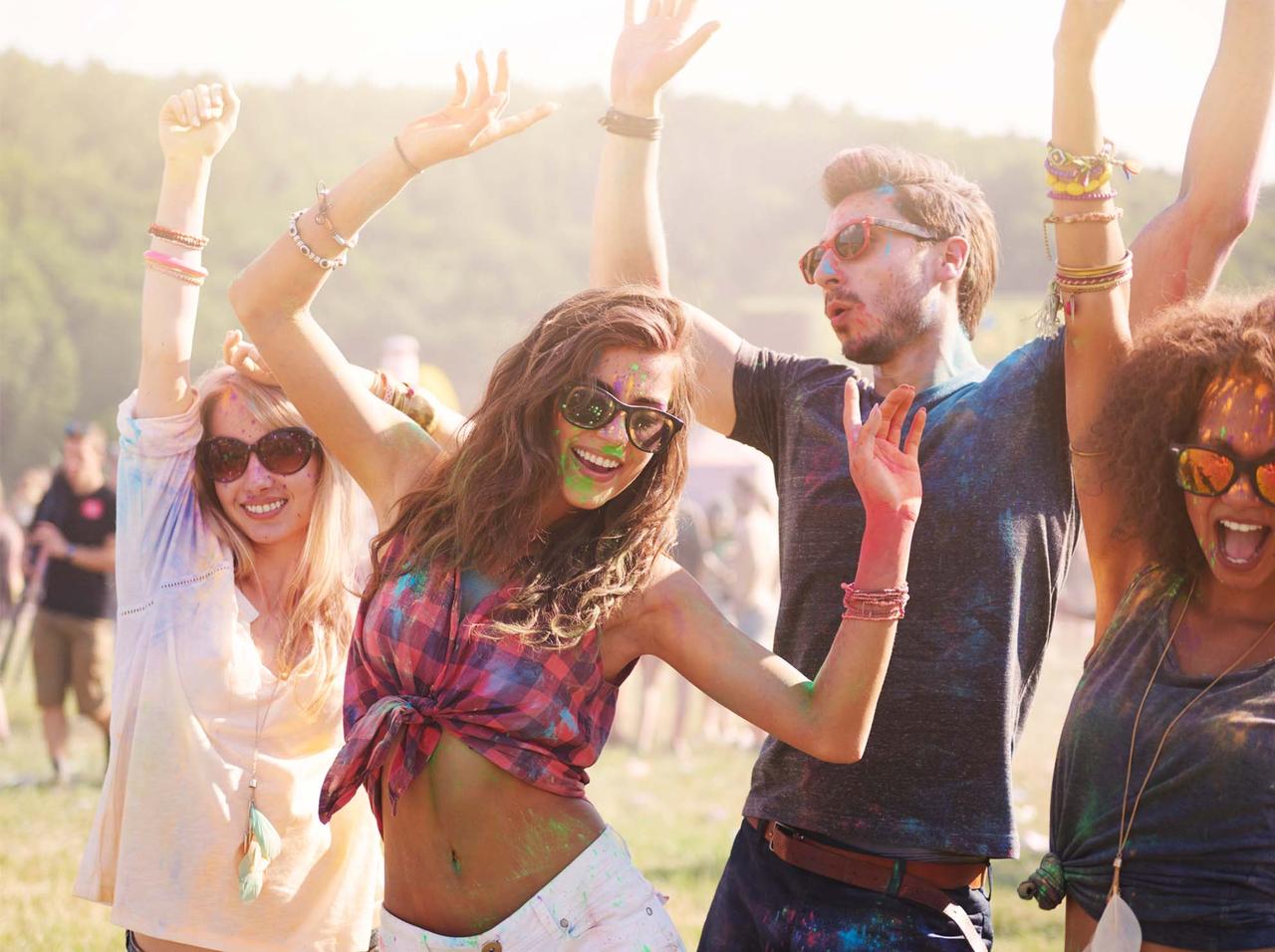 音楽フェスで男性に胸を「わし掴み」にされた女性、賛否両論の方法で仕返し