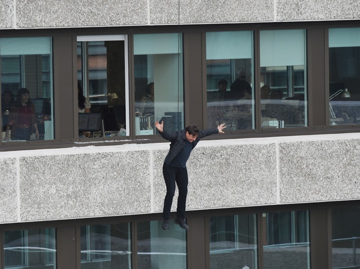 骨折から5ヵ月のトム・クルーズ、今度はビルから飛び降りる【写真アリ】