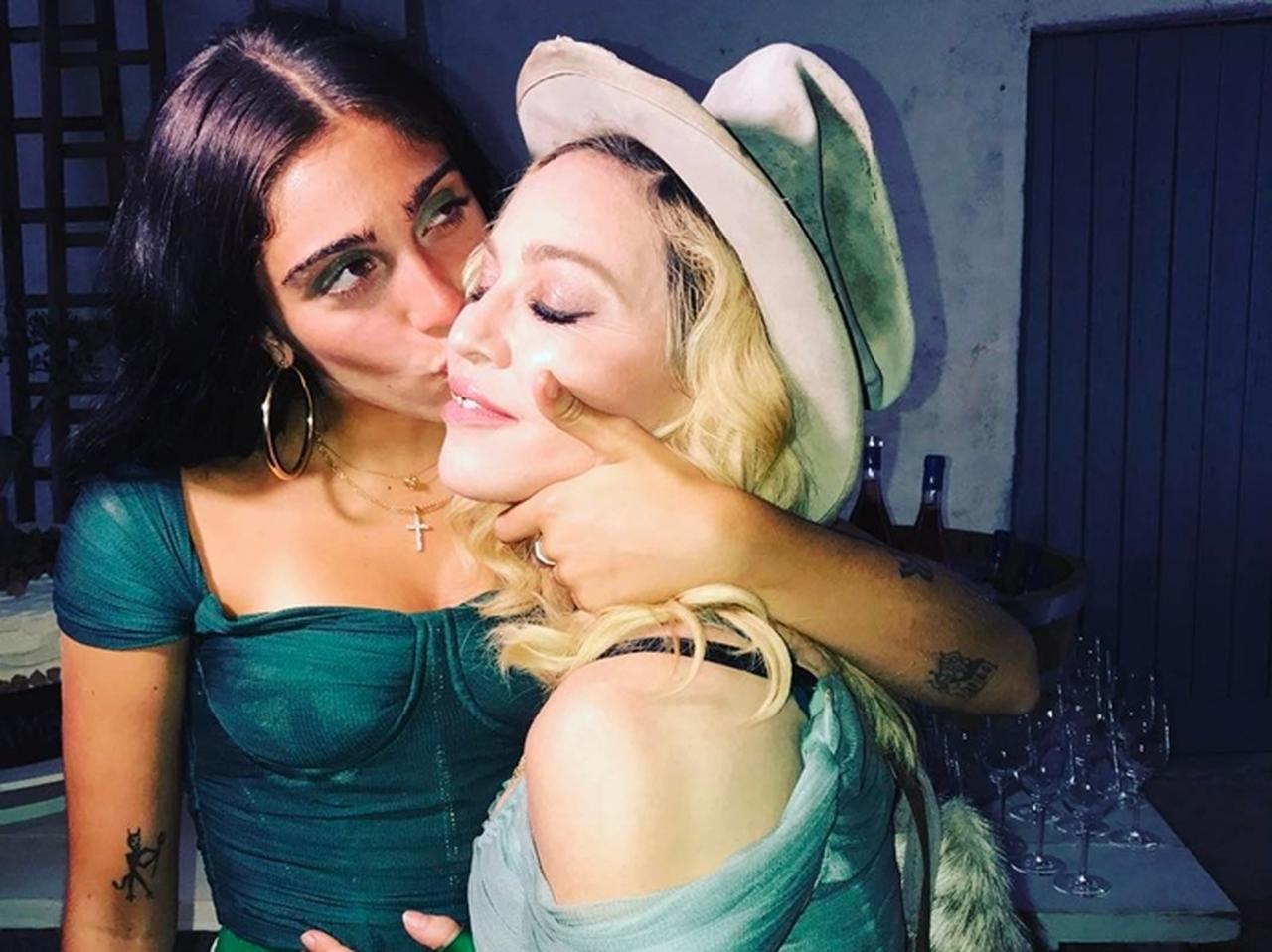 マドンナと娘の2ショット、「ワキ毛」に注目を奪われる