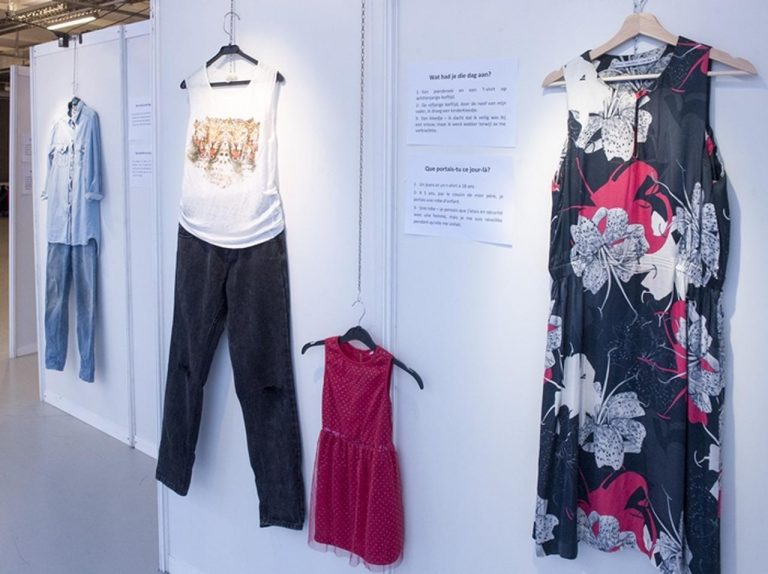 レイプされたのは着ていた服のせい？その答えが「展示」される