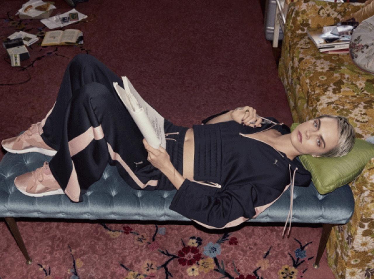 プーマの新作「ミューズ サテン」をカーラ・デルヴィーニュが履く