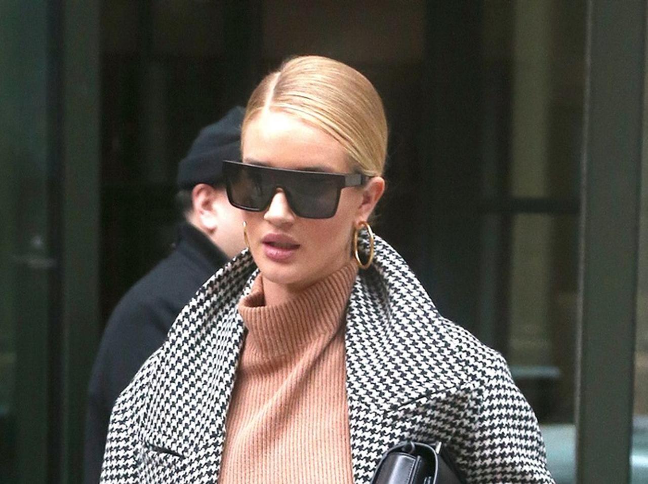 ロージー・ハンティントン・ホワイトリーがシンプルニットを着こなすとこうなる