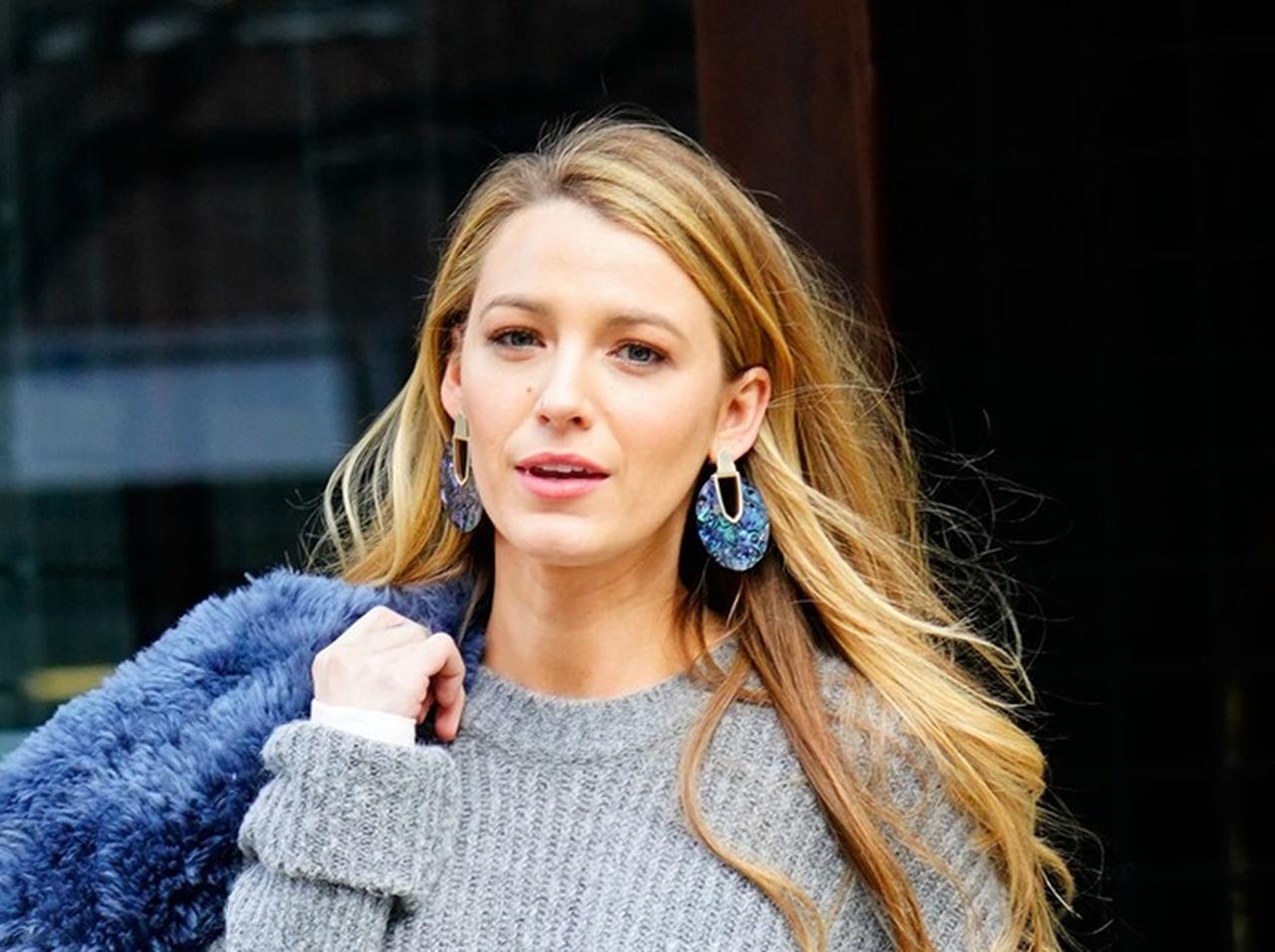 娘も思わず反応！ブレイク・ライヴリー、冬のミニ丈ニットワンピコーデ