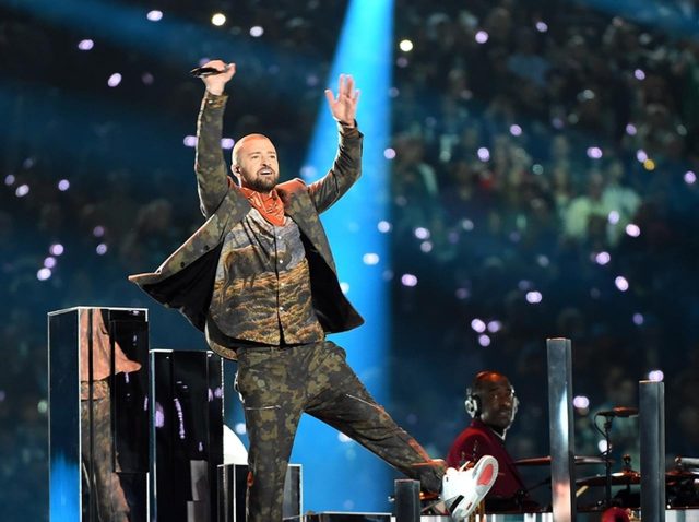 J・ティンバーレイク、「スーパーボウル」でパフォ中にファンと自撮り