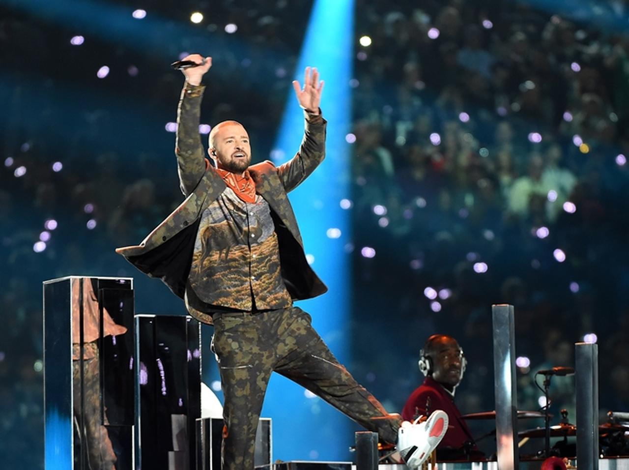 J・ティンバーレイク、「スーパーボウル」でパフォ中にファンと自撮り