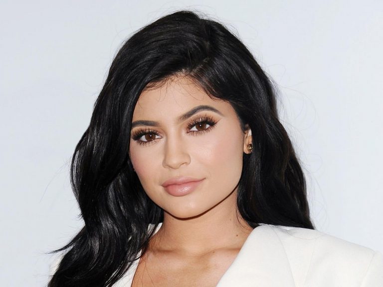 カイリー・ジェンナーが生まれたばかりの女児の名前を発表!写真も公開