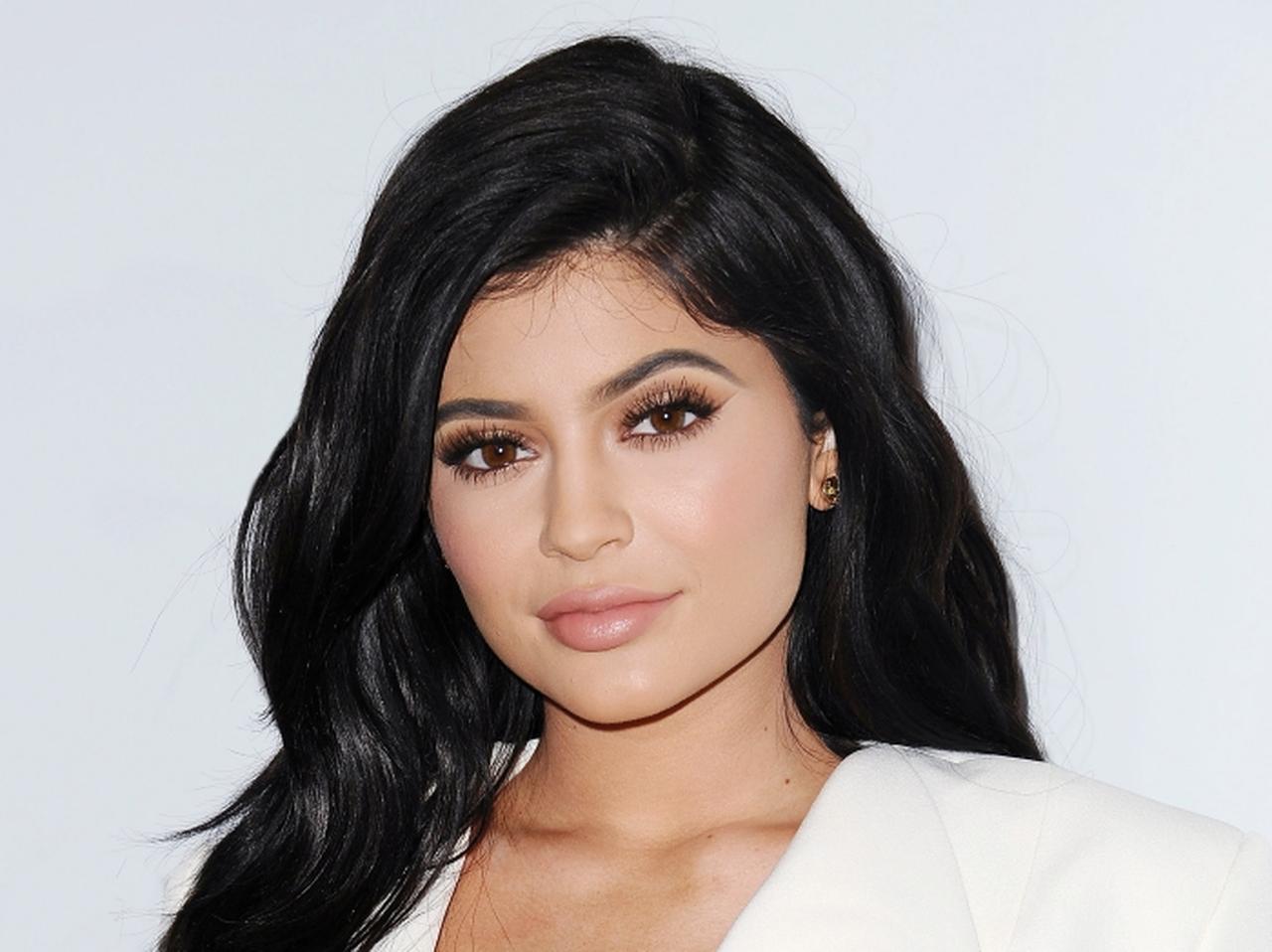 カイリー・ジェンナーが生まれたばかりの女児の名前を発表!写真も公開