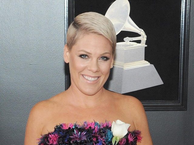 ピンク、子供を抱えながらのダンス練習姿に「スーパーママ」の声