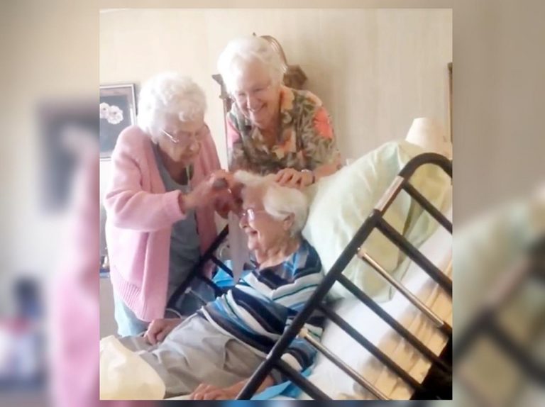 こんな姉妹に憧れる!90代のお婆ちゃん達のたわむれが可愛すぎる