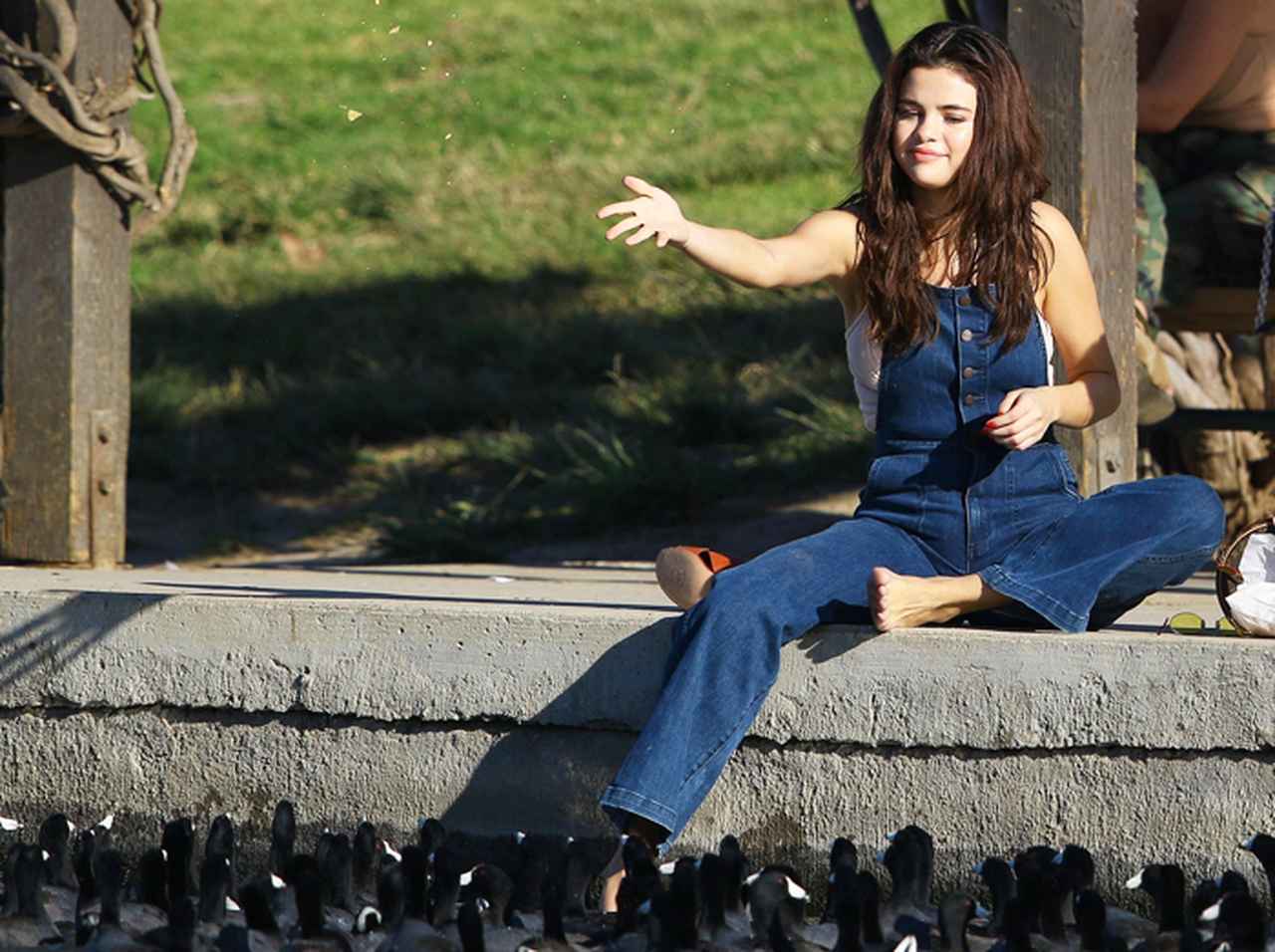 セレーナ・ゴメス、公園でカモに餌やりする姿がまるで映画のワンシーン