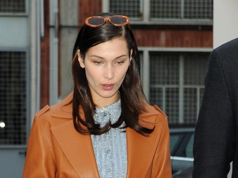 ベラ・ハディッドは冬のトレンチコート×デニムをこう着こなす