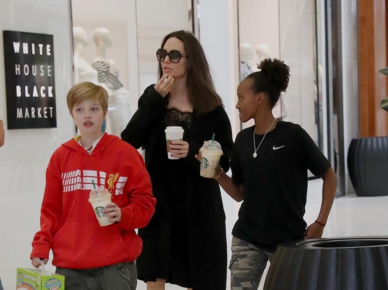 アンジェリーナ・ジョリー、買い物中に奇跡の美脚を披露