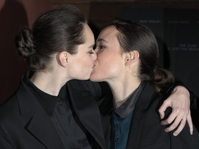 エレン・ペイジ、同性婚した新妻とのキスショットをサービス