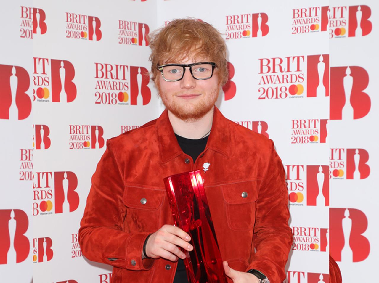 エド・シーラン、左手薬指の「疑惑の指輪」の意外な正体を明かす