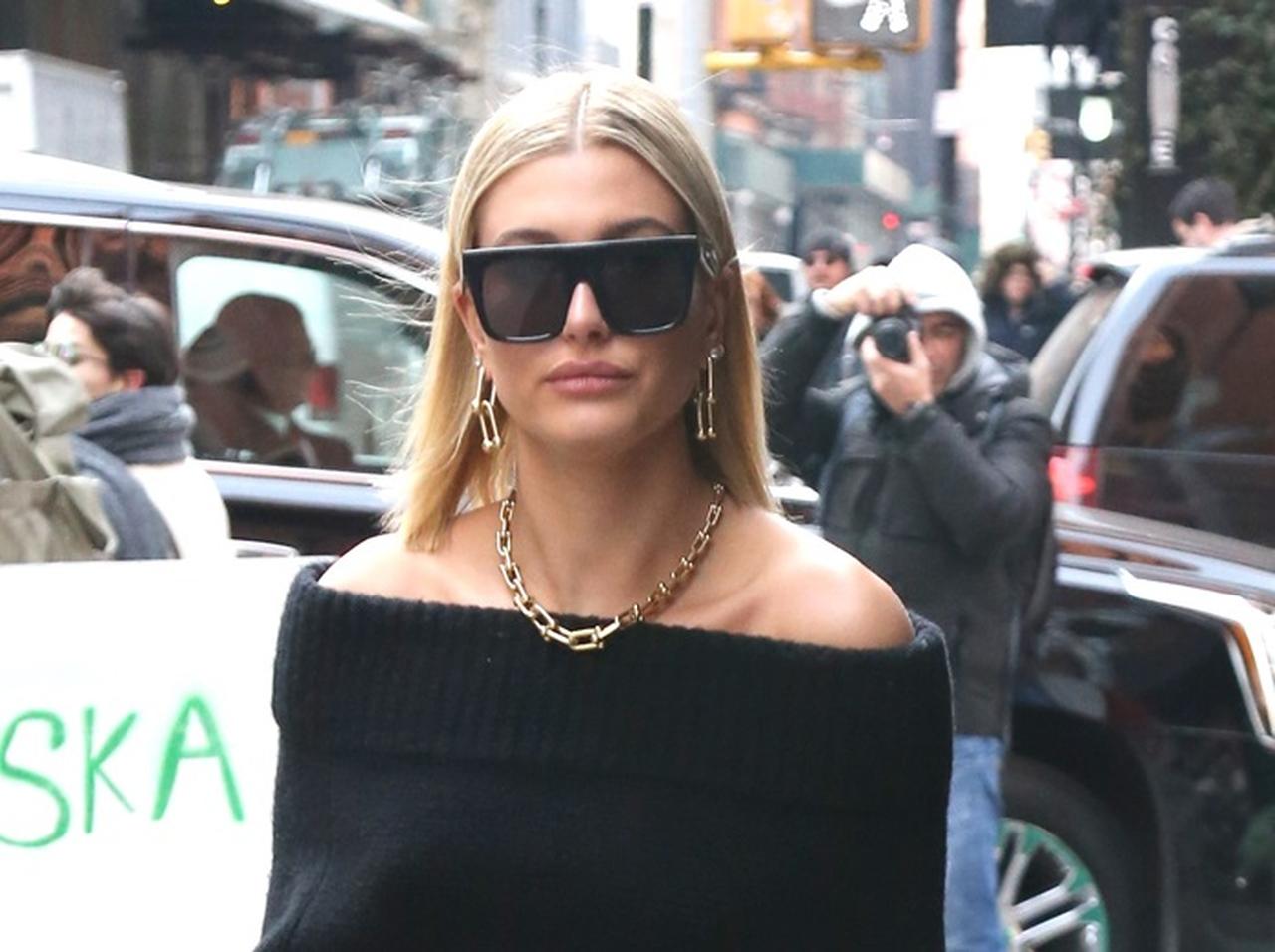 ヘイリー・ボールドウィン、オフショルニットで周りと差をつけるスタイリング術