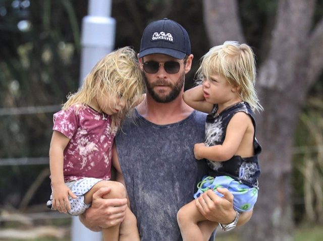 両手に子供、『アベンジャーズ』俳優のイクメンぶりが微笑ましい