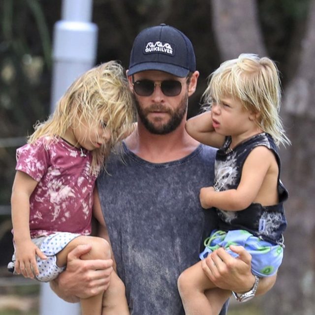 両手に子供、『アベンジャーズ』俳優のイクメンぶりが微笑ましい