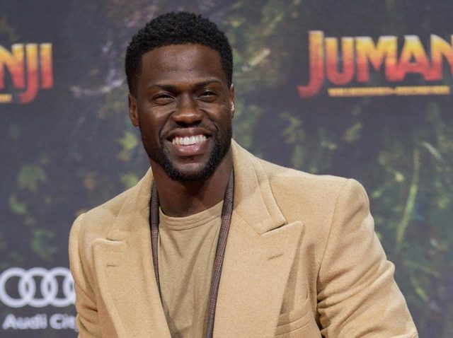 ケヴィン・ハート、スーパーボウルでステージに上がろうとしてセキュリティーに止められる