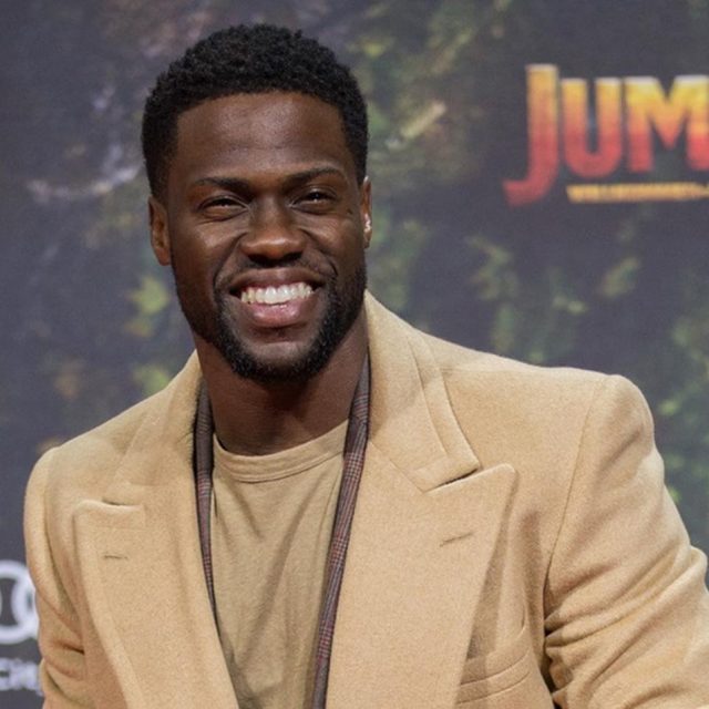 ケヴィン・ハート、スーパーボウルでステージに上がろうとしてセキュリティーに止められる