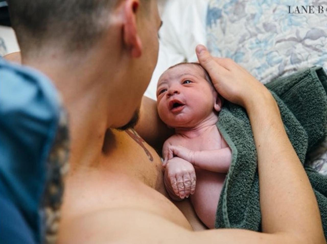 生後9日目の赤ちゃん、へその緒を切らず胎盤と繋がりっぱなし