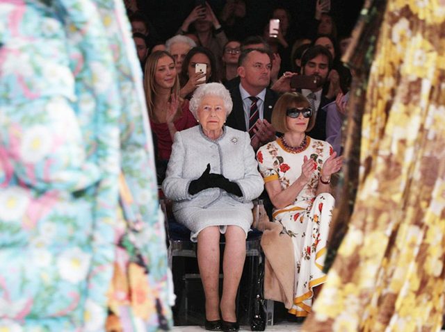 英エリザベス女王、人生初のファッションウィークを満喫！