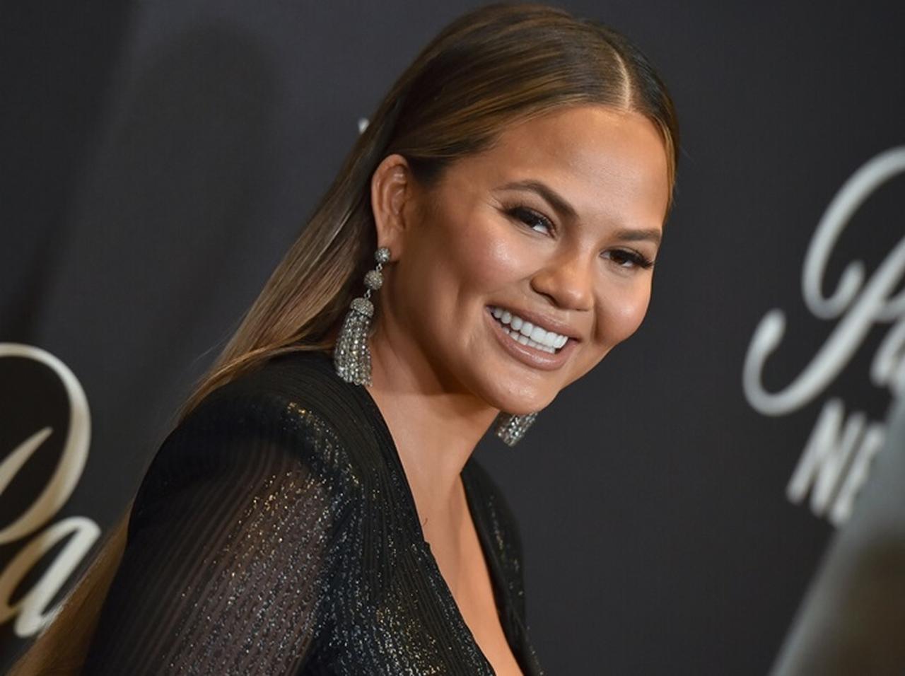 人気モデル、乳首に「あるもの」を塗る！斬新な美容法を紹介