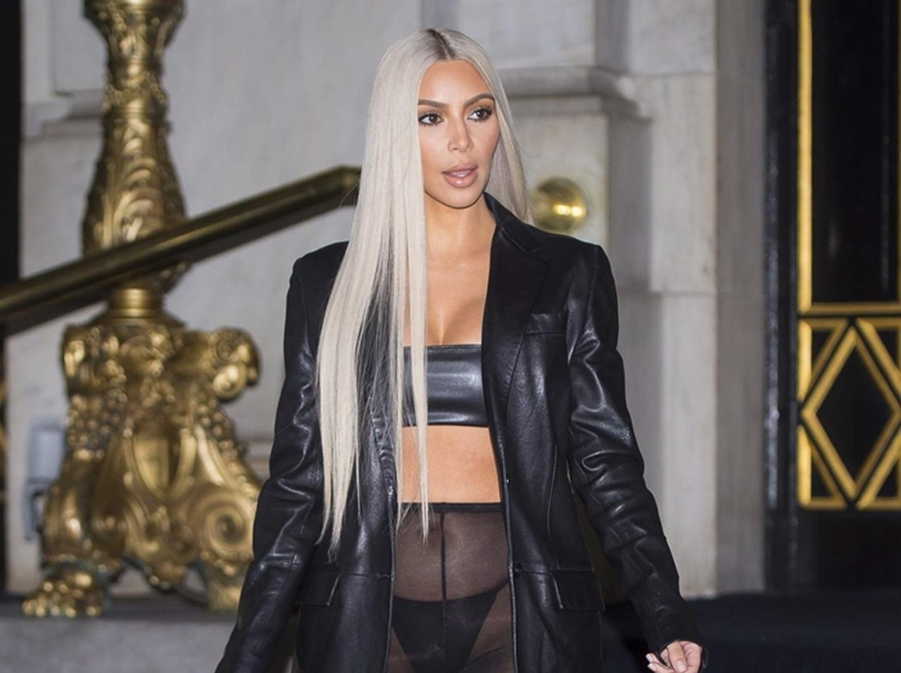 キム・カーダシアン、「下着丸見え」の格好で外出した驚愕の理由を明かす