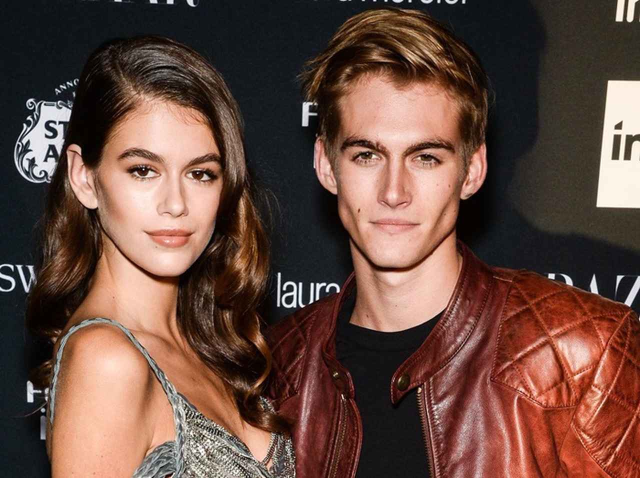 18歳の2世イケメンモデル、妹カイアの名前のタトゥーを入れる