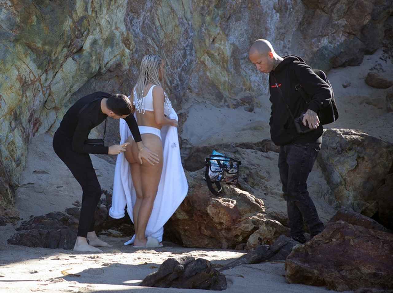 キム・カーダシアンが撮影中に「お尻のメンテナンス」をする姿がシュール