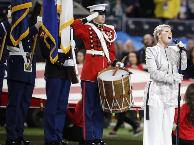 歌姫ピンク、インフルで国歌斉唱！1億人以上が視聴のスーパーボウルがキックオフ