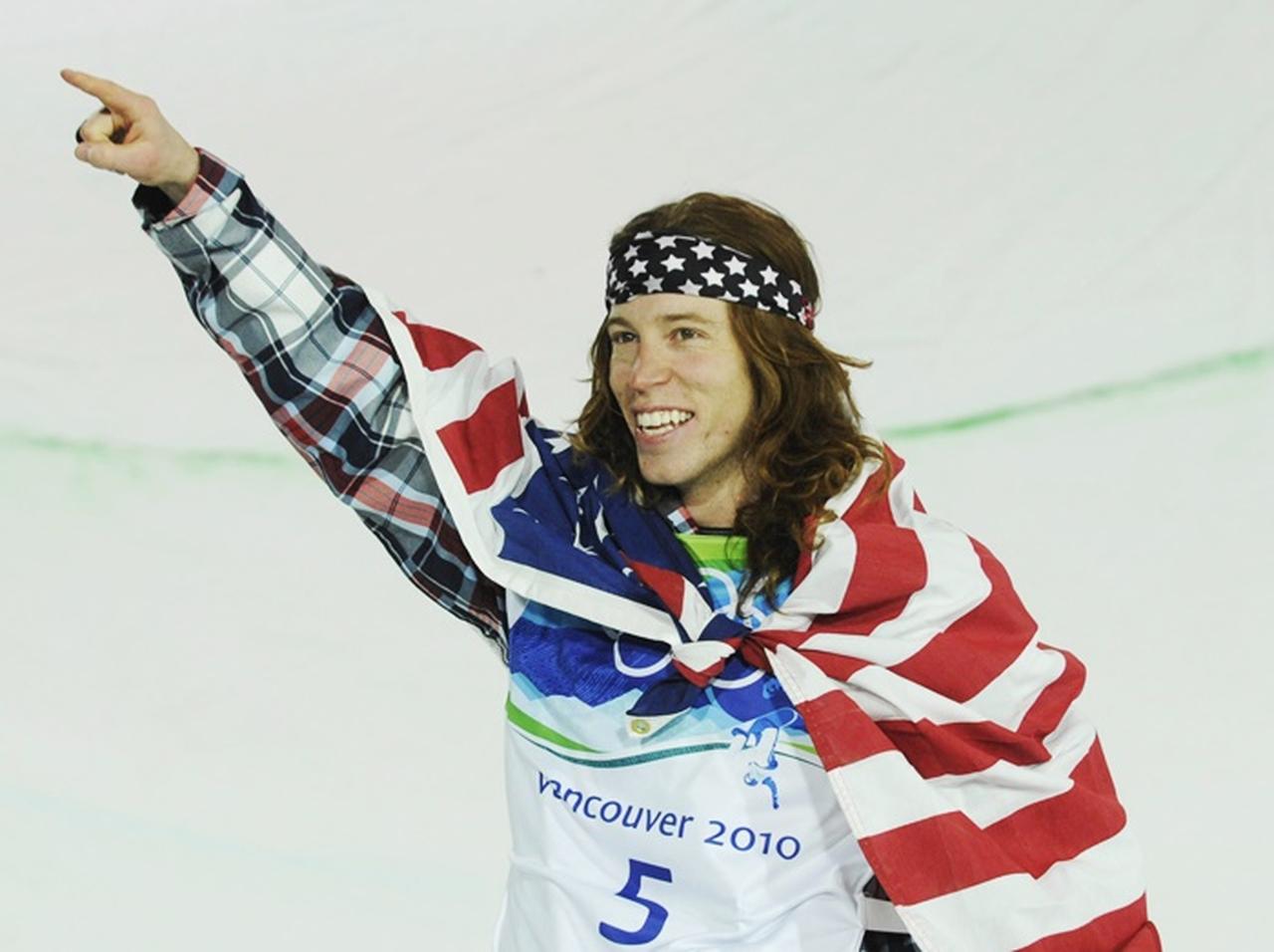 スノボ界レジェンドのショーン・ホワイト、可愛すぎるアイマスクで平昌入り