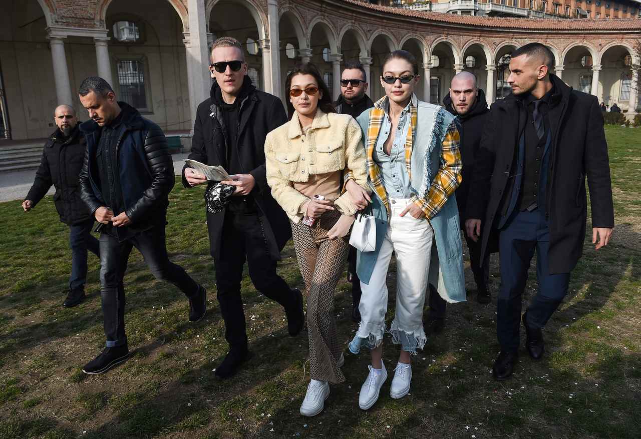 ベラ・ハディッド、泣いてしまったファンに駆け寄ってハグ【写真】